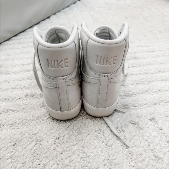 2022 Nike Blazers Mid ‘77 Photon Dust White - Size 8.5 Womens - Picture 2 of 6